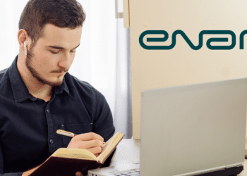 Jovem estudando com notebook com nome ENAP ao lado.