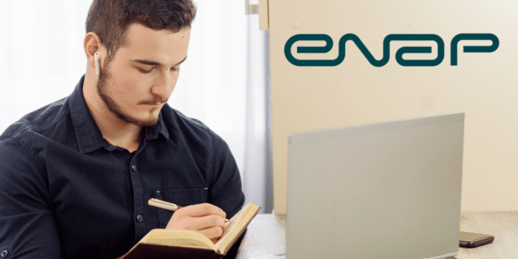 Jovem estudando com notebook com nome ENAP ao lado.