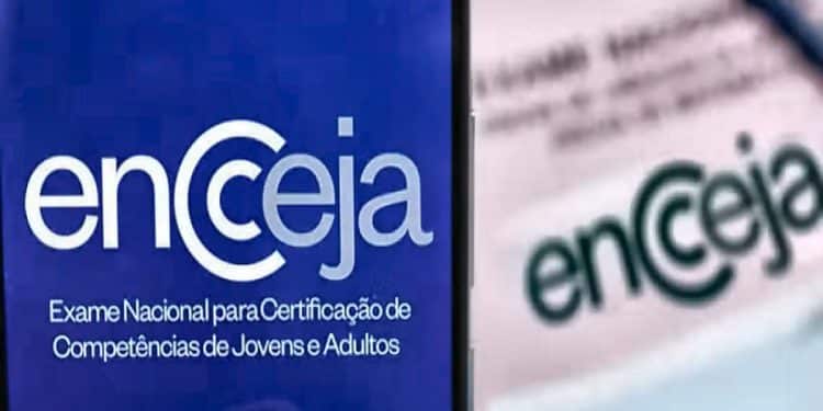 Tela de celular exibe logo Encceja com fundo azul e texto oficial, mão segura aparelho, simbolizando as principais datas do Encceja 2026