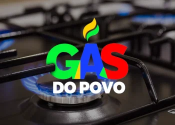 Chama acesa em fogão com o logotipo do Gás do Povo, representando a liberação do vale-recarga.