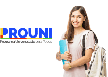 Jovem estudante beneficiária do Prouni segura livros e mochila.