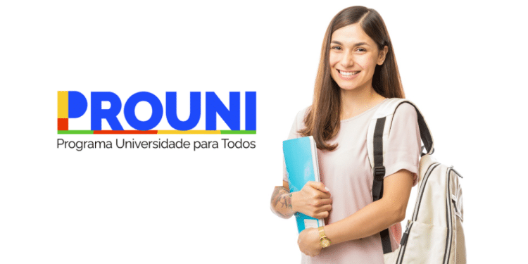 Jovem estudante beneficiária do Prouni segura livros e mochila.