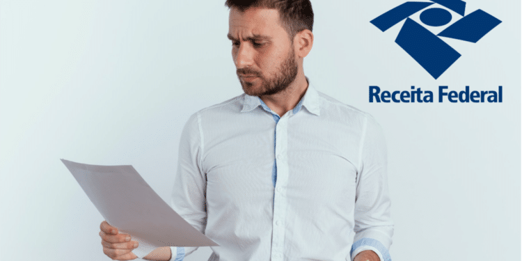 Homem analisando documentos ao lado da logo da Receita Federal.
