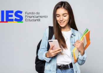 Jovem estudante segura celular e cadernos ao lado do logo colorido do FIES.