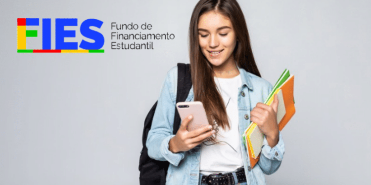 Jovem estudante segura celular e cadernos ao lado do logo colorido do FIES.