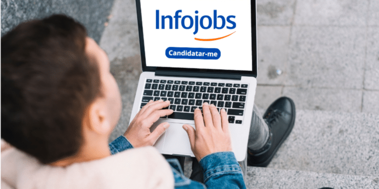 Jovem acessando plataforma Infojobs para candidatura em vaga.