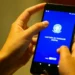 Pessoa acessando o aplicativo Carteira de Trabalho Digital pelo celular para consultar o Abono Salarial PIS/Pasep.