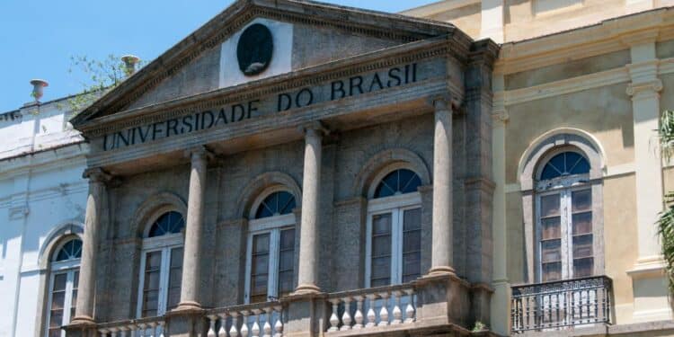 Imagem ilustrativa de fachada de prédio histórico universitário, com colunas e inscrição em pedra, em referência às formas de ingresso nas universidades federais