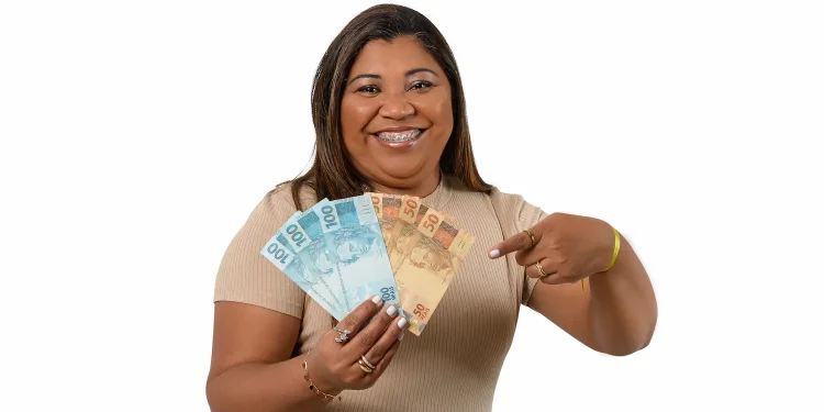 Mulher segurando notas de dinheiro representa possível aumento na aposentadoria das mães com adicional de até 15%.