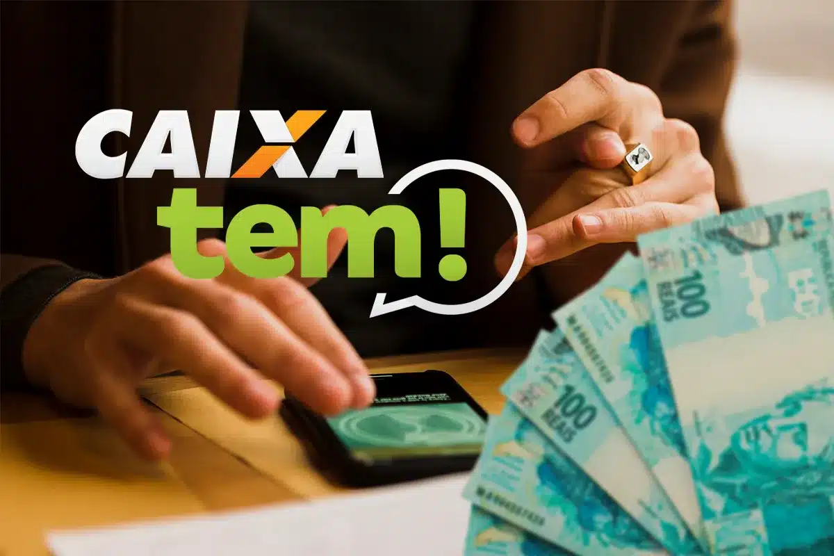 Pessoa segurando notas de dinheiro ao lado do celular com o aplicativo CAIXA Tem aberto.