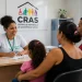 Assistente social atende família durante orientação em uma unidade do CRAS.