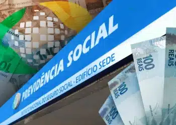 Fachada da Previdência Social com cédulas de real, representando o impacto do reajuste do salário mínimo nos benefícios do INSS.