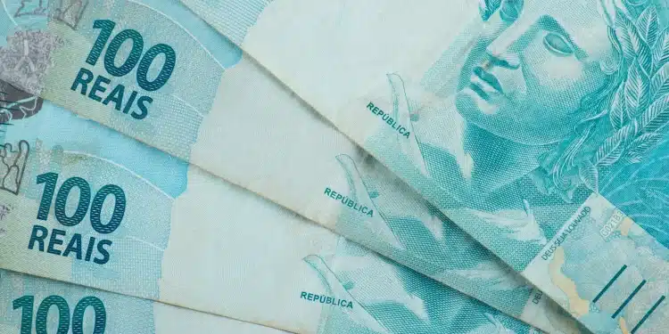 Cédulas de R$ 100 representam os pagamentos de julho do BPC/INSS para beneficiários.
