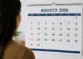 Calendário de agosto de 2026 exibido em parede, representando a consulta aos feriados e próximos dias de descanso no ano.
