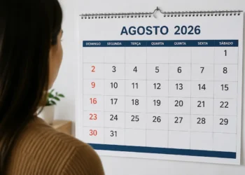 Calendário de agosto de 2026 exibido em parede, representando a consulta aos feriados e próximos dias de descanso no ano.
