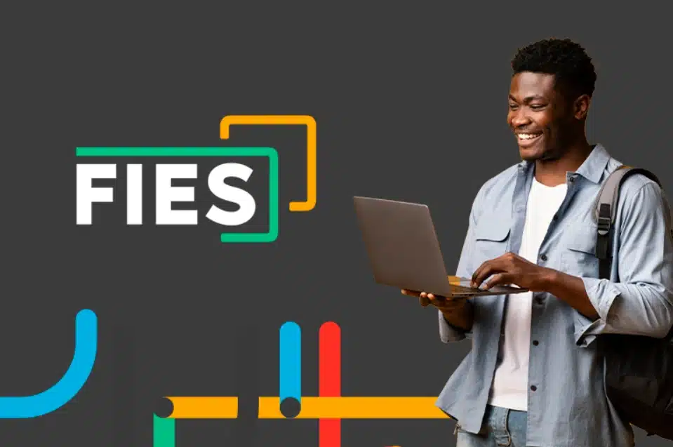 Estudante sorrindo com notebook ao lado do logotipo do Fies, representando o calendário de inscrições do 2º semestre de 2026.