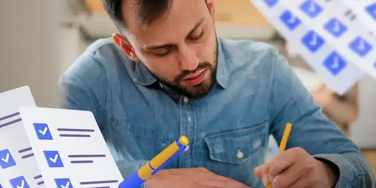 Homem de camisa jeans escreve em caderno enquanto estuda para concurso público, com ilustrações de checklist ao redor