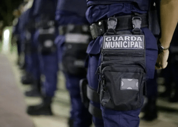 Guardas municipais em formação, com o distintivo Guarda Municipal visível no colete