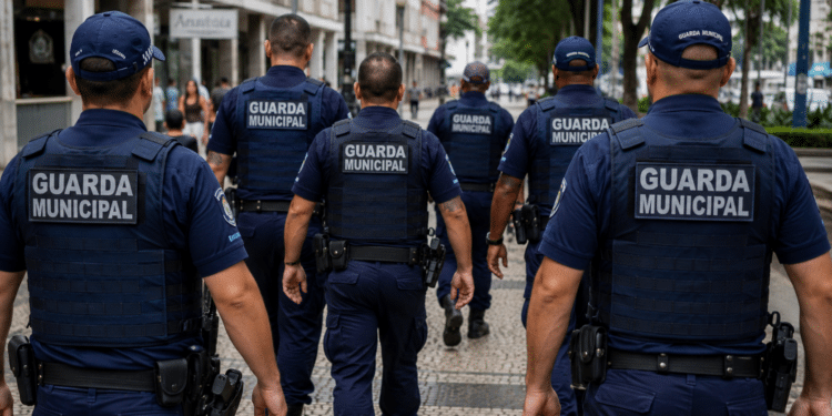 Guardas municipais fardados caminhando em uma rua durante patrulhamento urbano, representando o novo concurso da Guarda Municipal no Paraná.