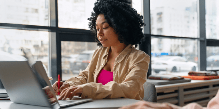 Candidata utiliza notebook durante preparação para concursos públicos com inscrições abertas em São Paulo.