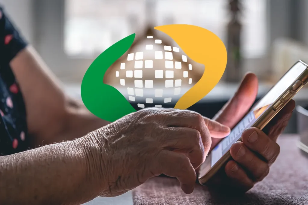 Pessoa idosa mexendo no celular, representando a verificação de pagamento do benefício do INSS pelo Meu INSS.