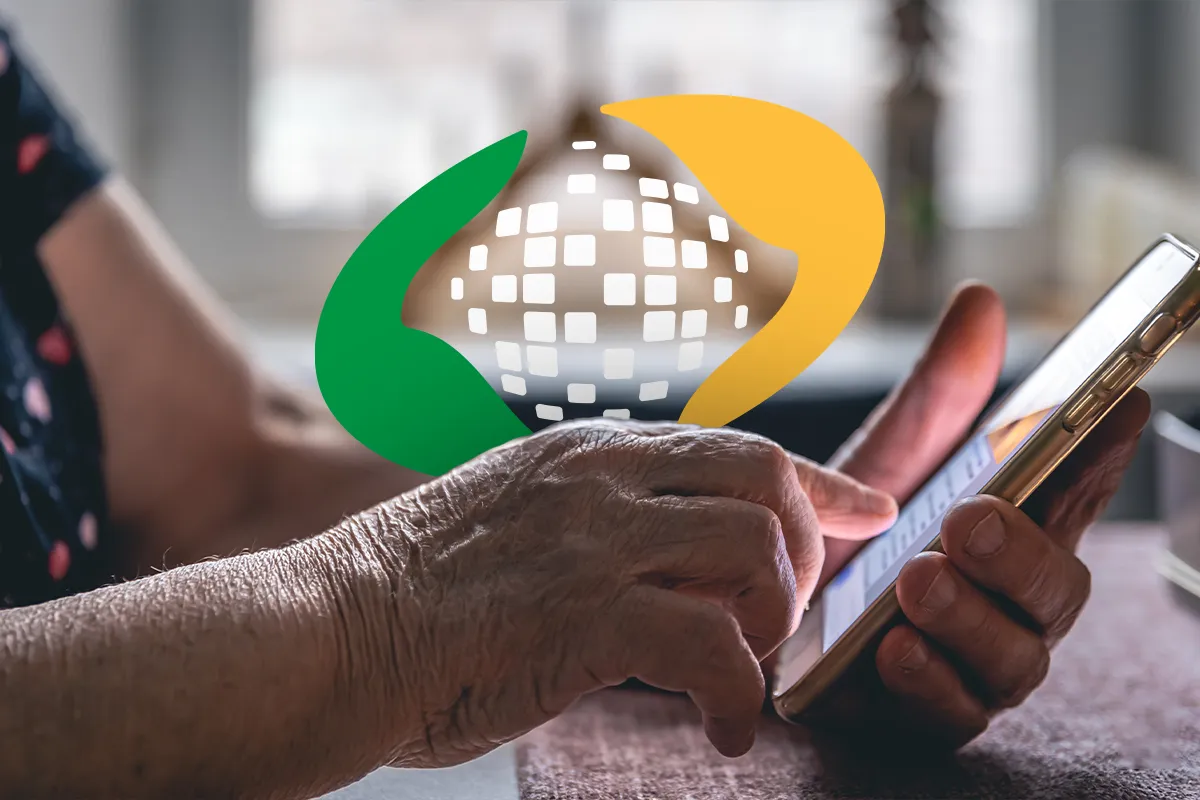 Mãos de idosa usando smartphone com logo digital do INSS sobreposto, simbolizando a consulta do pagamento do benefício mensal do INSS.