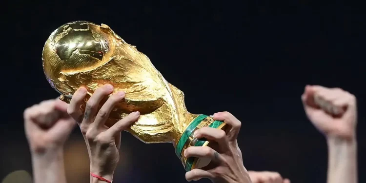 Troféu da Copa do Mundo levantado por torcedores durante a celebração de uma conquista no futebol internacional, simbolizando a dúvida entre semifinal, semi final e semi-final.