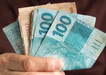 Cédulas de real representam o pagamento do terceiro lote da restituição do IR 2026 pela Receita Federal