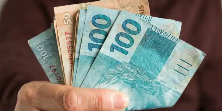 Cédulas de real representam o pagamento do terceiro lote da restituição do IR 2026 pela Receita Federal