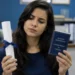 Mulher compara um diploma universitário com uma carteira de registro profissional em um escritório.