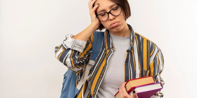 Estudante com livros e mochila demonstra dúvida sobre a escolha do curso.