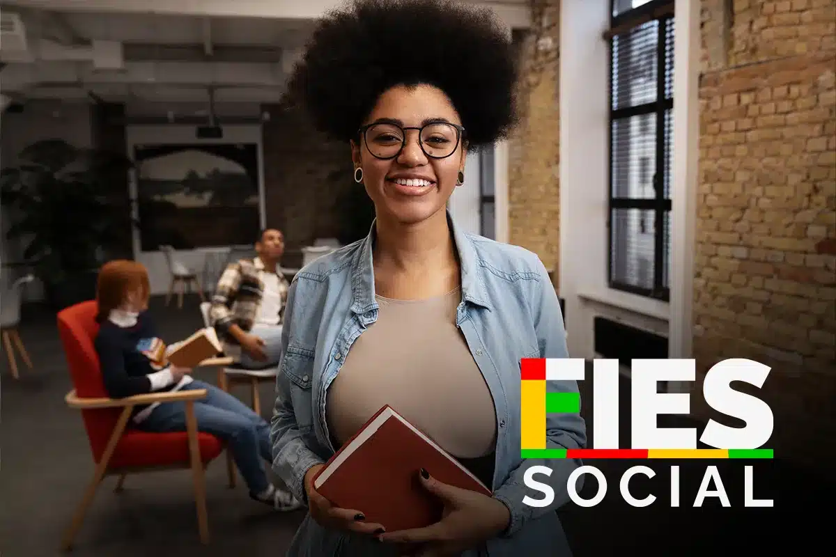 Estudante com material acadêmico representa o Fies Social e o financiamento de até 100% da graduação em faculdade privada.