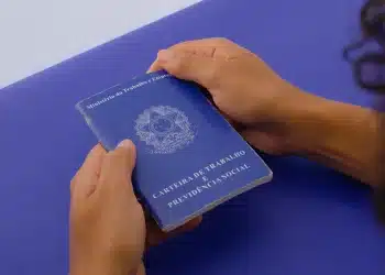 Carteira de Trabalho e Previdência Social (CTPS) representa as regras para divisão das férias trabalhistas.