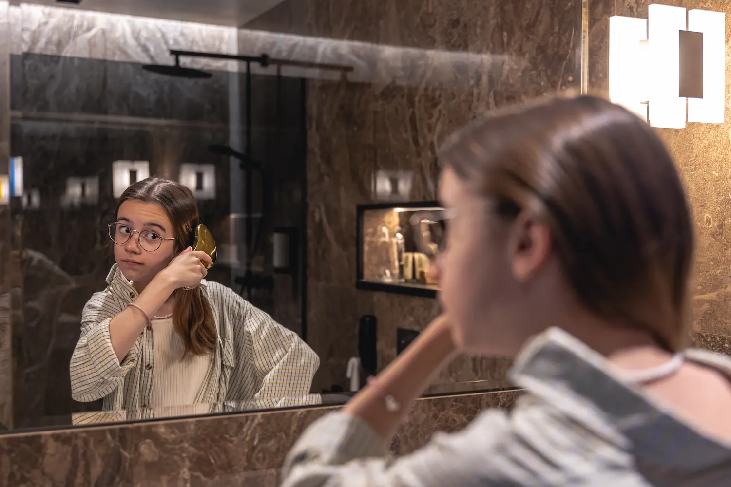 Menina observando seu reflexo no espelho durante um momento de reflexão e diálogo interno.