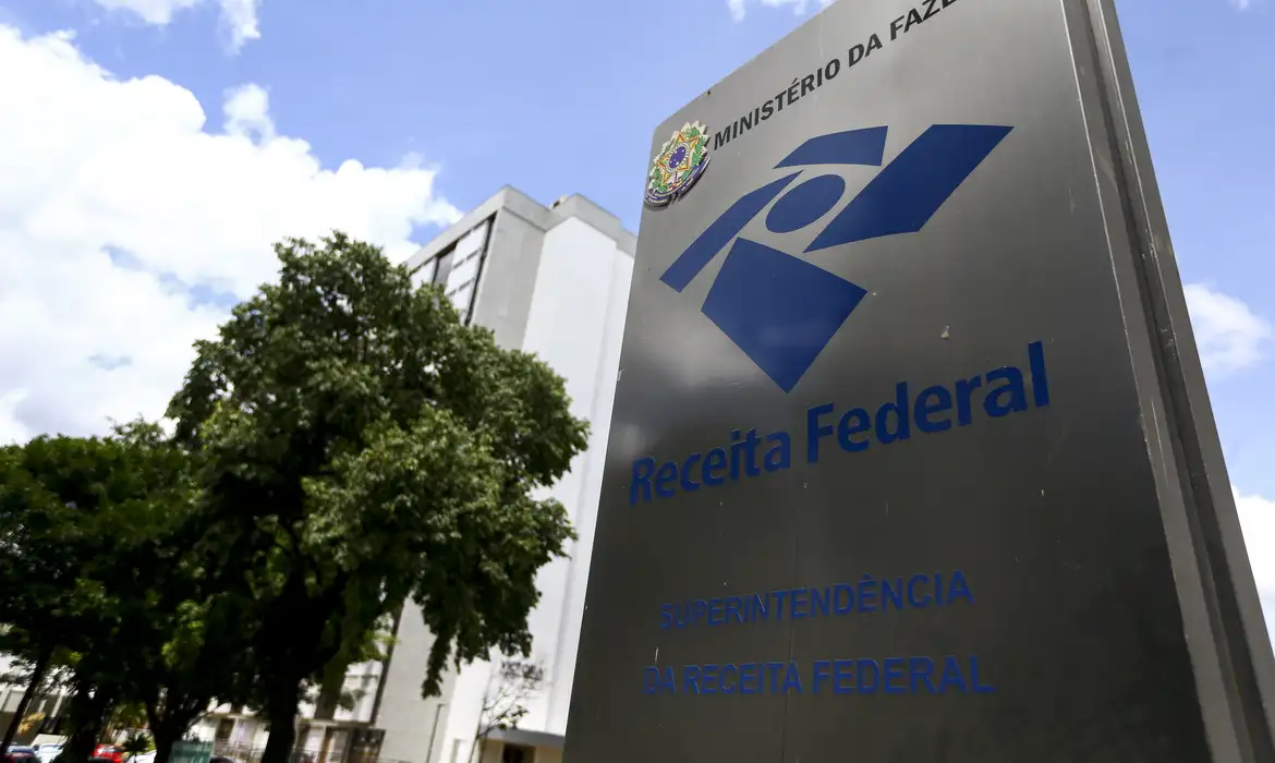 Totem da Superintendência da Receita Federal, órgão que passou a concentrar o atendimento digital no Receita Atende, com protocolo e acompanhamento das solicitações