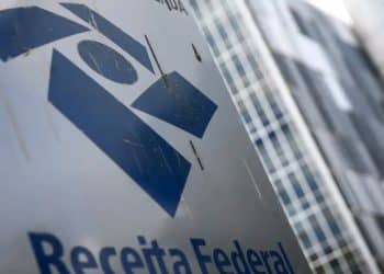 Placa com o logo da Receita Federal diante da sede do órgão, que lançou o Receita Atende, canal digital único que substitui o Fale Conosco