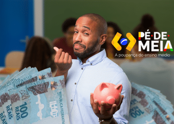 Homem com cofrinho rosa e muitas notas de 100 reais ao lado do logo Pé-de-Meia, simbolizando as datas de pagamento dos R$ 200 do Pé-de-Meia.
