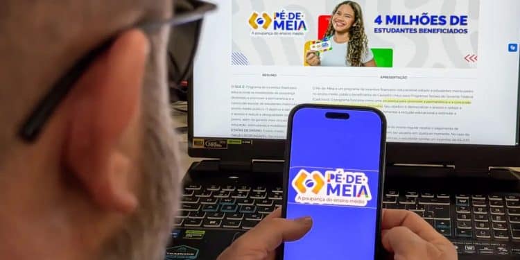 Consulta ao calendário de pagamentos do Pé-de-Meia pelo celular e pelo computador, com os valores liberados conforme o mês de nascimento do estudante.