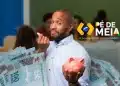 Arte do Pé-de-Meia com homem segurando um cofre de porquinho ao lado de cédulas de cem reais