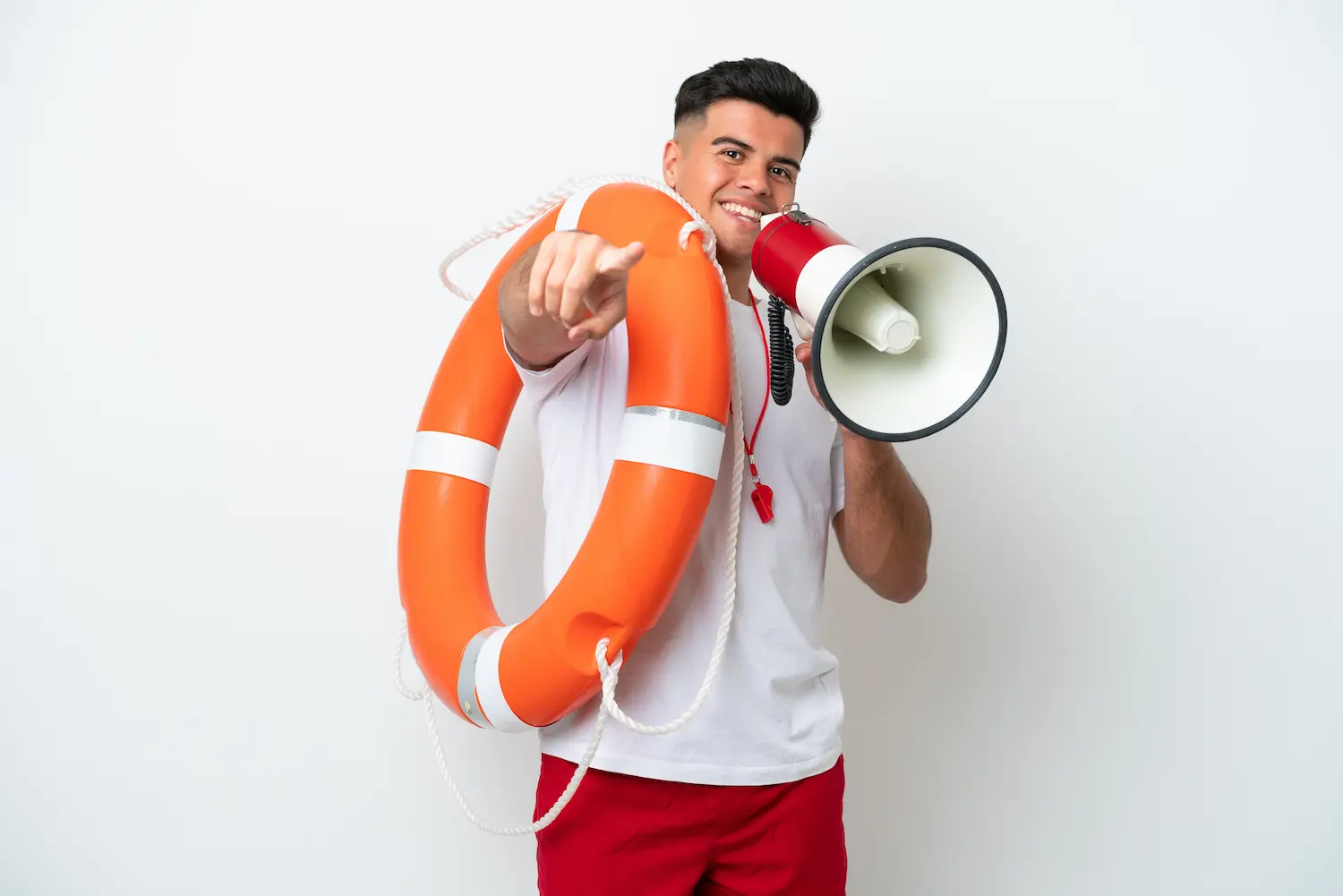 Profissional salva-vidas segurando boia de resgate e megafone durante atividade de salvamento.