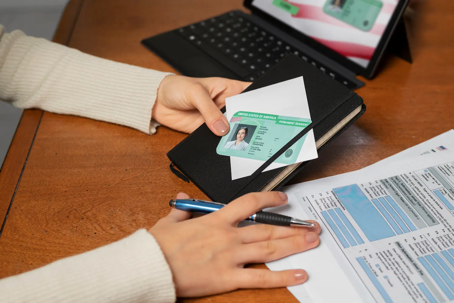 Documentos e Green Card representam oportunidades para profissionais qualificados trabalharem nos Estados Unidos.