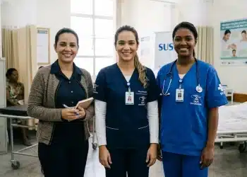 Profissionais de Enfermagem, Fisioterapia e Psicologia em uma unidade de saúde.
