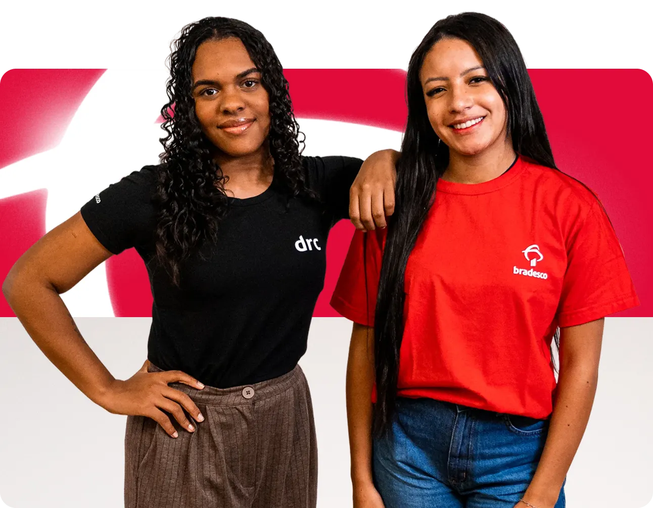 Duas jovens sorrindo com camisetas do Bradesco representam o Programa de Estágio Bradesco 2026
