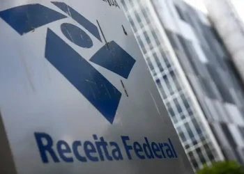 Placa da Receita Federal em frente a prédio institucional, relacionada a novidades anunciadas para julho.