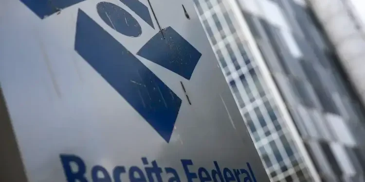 Placa da Receita Federal em frente a prédio institucional, relacionada a novidades anunciadas para julho.