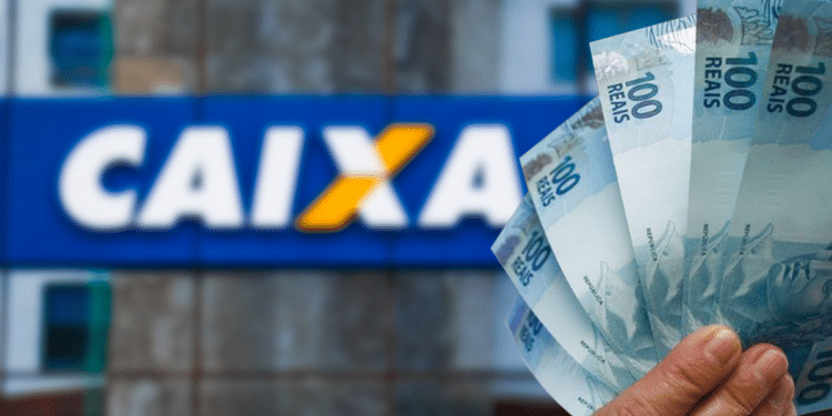 Mão segura notas de cem reais em frente ao letreiro da Caixa Econômica Federal, simbolizando as regras do ressarcimento, o dinheiro esquecido do fundo PIS/Pasep.