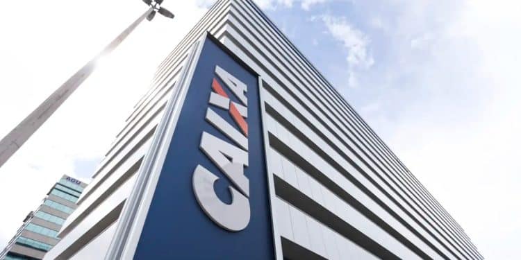 Fachada de um prédio da CAIXA Econômica Federal vista de baixo, com o logotipo azul em destaque, banco responsável pelo pagamento do Saque Calamidade do FGTS de até R$ 6.220