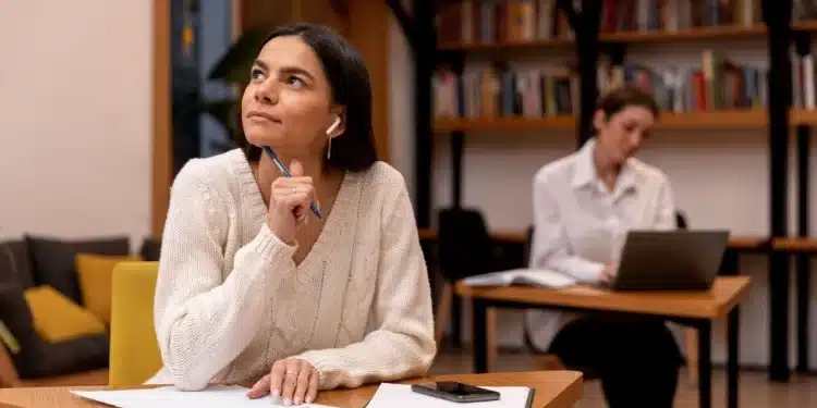 Mulher em ambiente de estudos refletindo sobre o significado de antítese na língua portuguesa