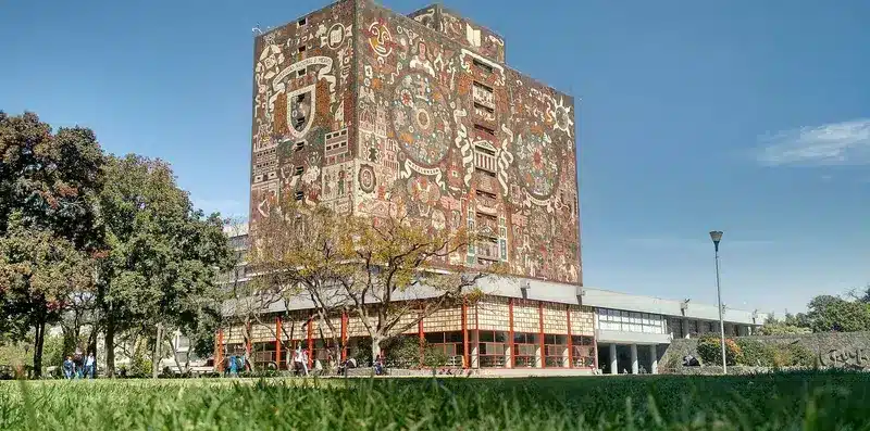 Prédio histórico da Universidade Nacional Autônoma do México (Unam), instituição que investiga suspeitas de fraude com inteligência artificial em vestibular online.