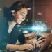 Estudante utilizando notebook em ambiente de estudo com elementos digitais que representam o uso de inteligência artificial em vestibular online.